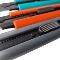 нож канцелярский усиленный 18 мм + 2 лезвия 0.6 мм, с фиксатором , "maximum" mx 13278 оптом